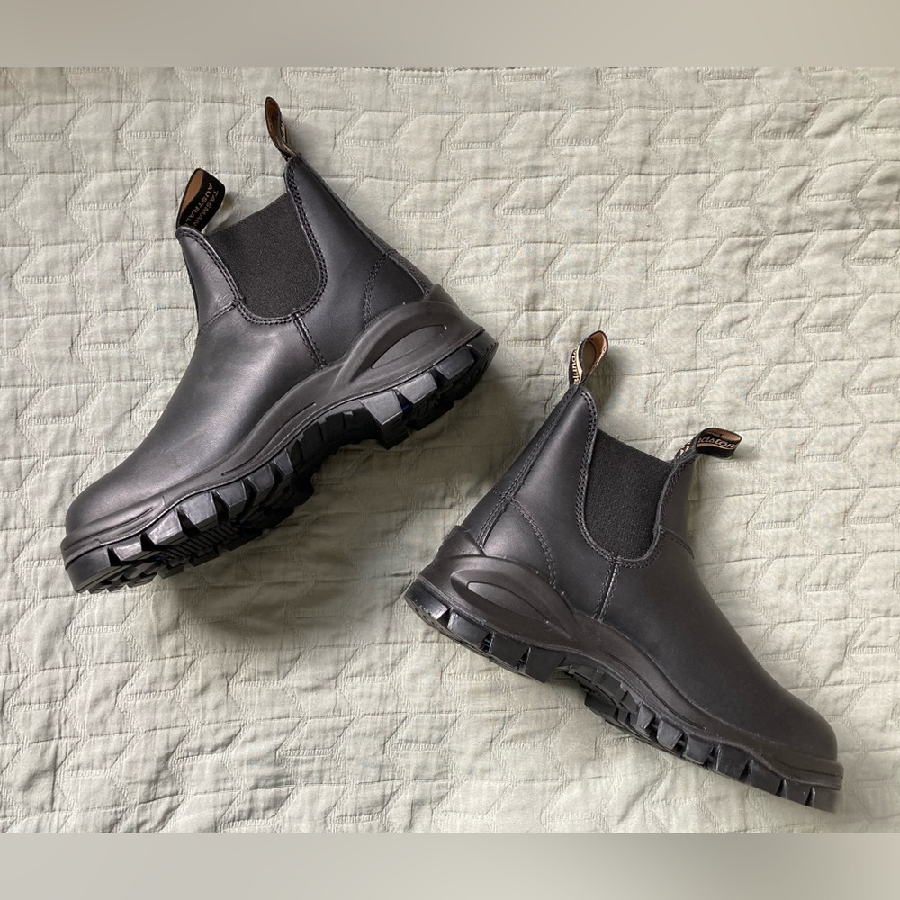 NEW in box Blundstone Women’s 2240s size 4.5